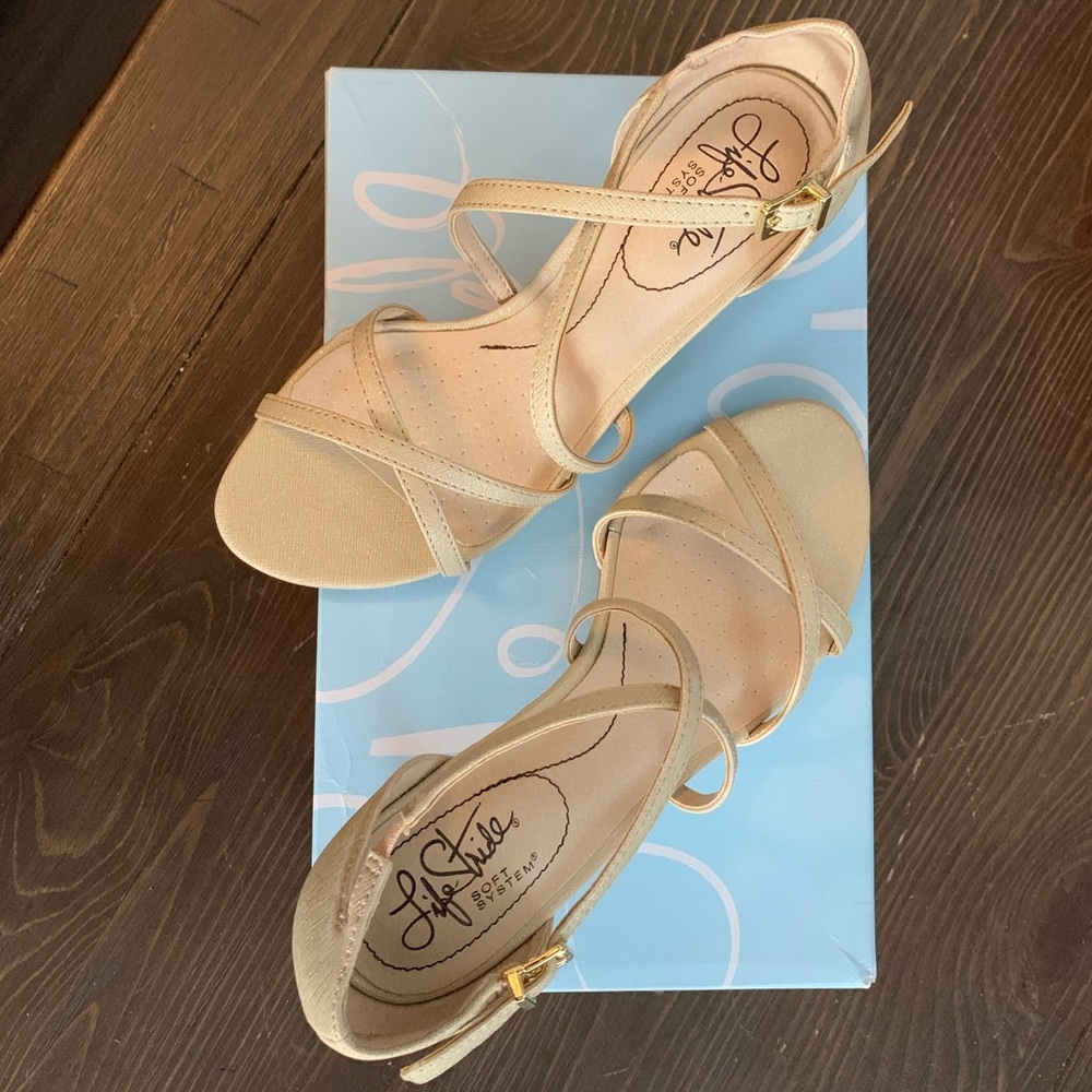 NWT—Life Stride size 5.5 Dress shoes, Flaunt gold